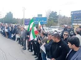Iranians Form Human Chains to Guard Power Plants Amid Rising War Tensions