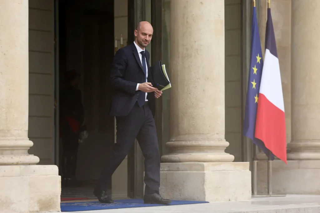 France Seeks Key Role in Future Iran Nuclear Talks, Ties Sanctions Relief to Final Deal