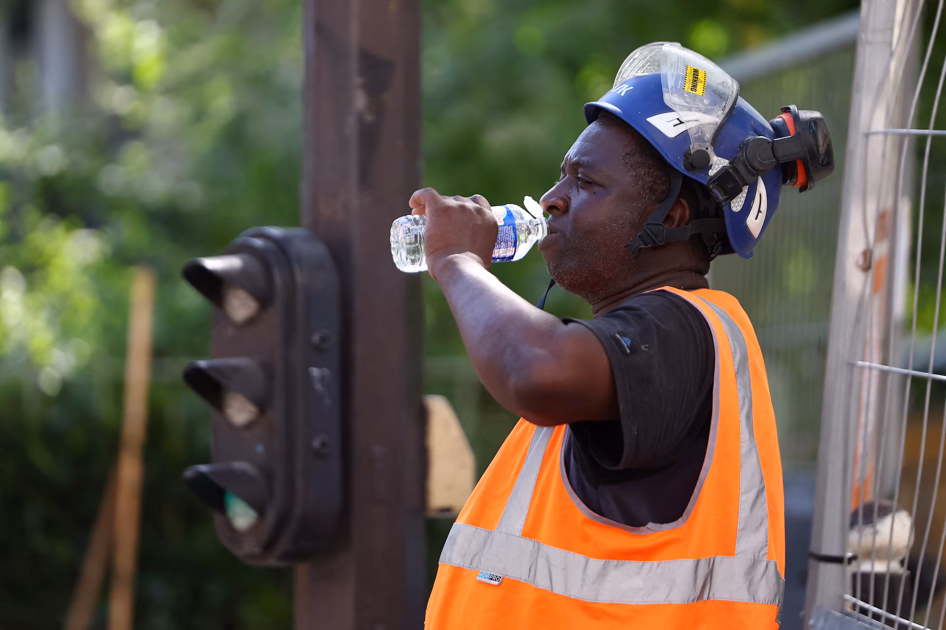 Heatwave Sweeps Europe, Leaves Three Dead in France and Forces School Closures