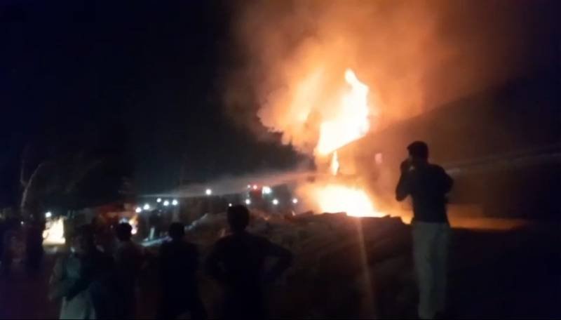 Hazara Express Coach Catches Fire at Sadiqabad Station, Passengers Evacuated Safely