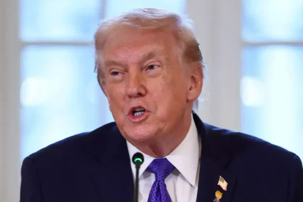 Trump Drops Hormuz Shipping Fee, Eyes Gulf Trade Deals Trump Drops Hormuz Shipping Fee, Eyes Gulf Trade Deals