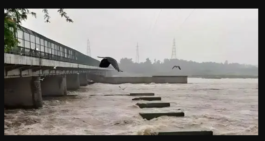 Second Flood Surge from India’s Salal Dam Enters Pakistan Through Chenab, Raising Fresh Flood Fears Chenab River flood surge