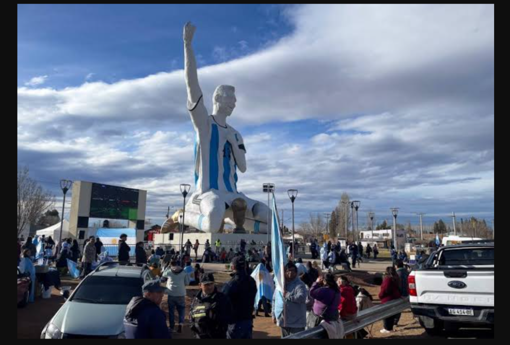 Giant Messi Statue Becomes Centre of Argentina’s World Cup Celebrations Messi statue Argentina