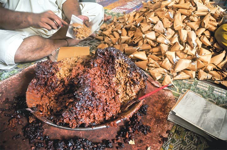 Karachi Police Bust Illegal Gutka Factory, Arrest Five Suspects