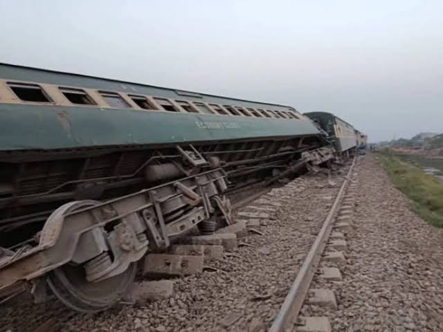 Shalimar Express Coach Derails Near Khanewal, Rail Operations Disrupted