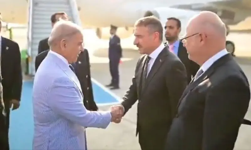 PM Shehbaz Arrives in Turkiye for High-Level Talks With President Erdogan