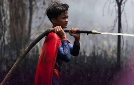 Indonesian Teen ‘Superman’ Joins Wildfire Fight in Borneo Indonesian Teen ‘Superman’ Joins Wildfire Fight in Borneo