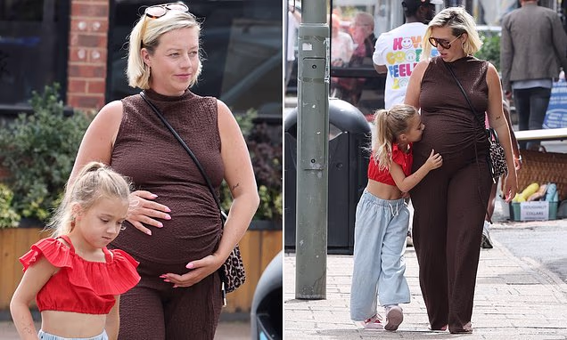 Pregnant Kelsey Parker Glows During Shopping Outing Pregnant Kelsey Parker