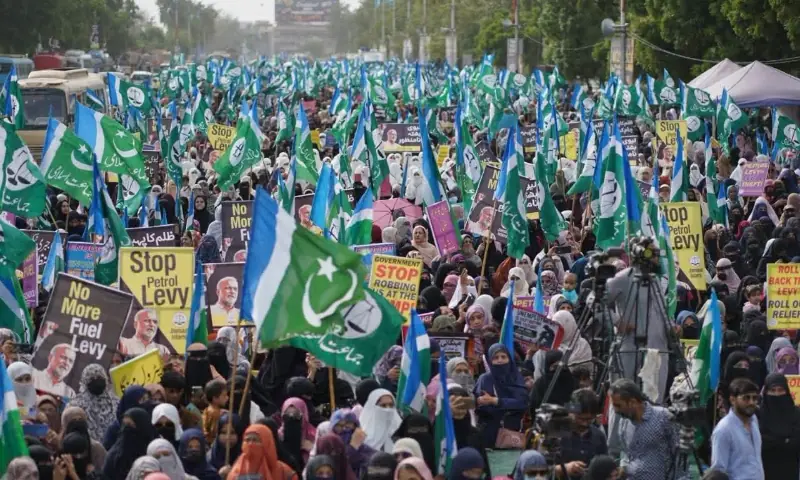 Jamaat-i-Islami Protests Disrupt Traffic Across Karachi traffic disruptions karachi