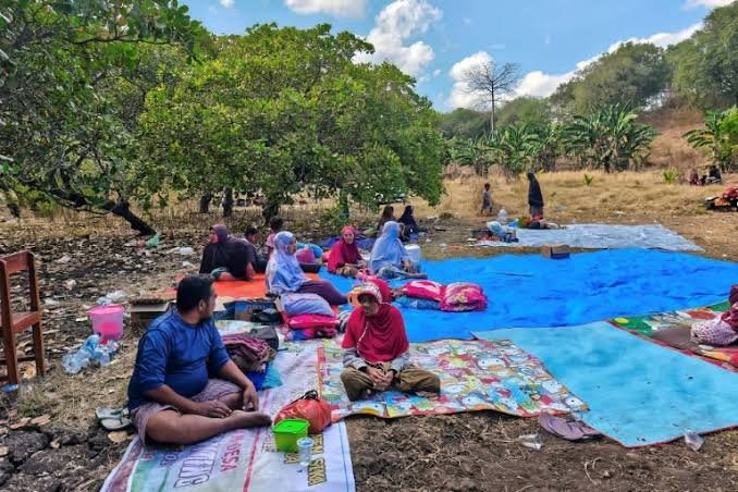 Indonesia Quake Death Toll Rises to 48 as Thousands Await Aid on Flores Island