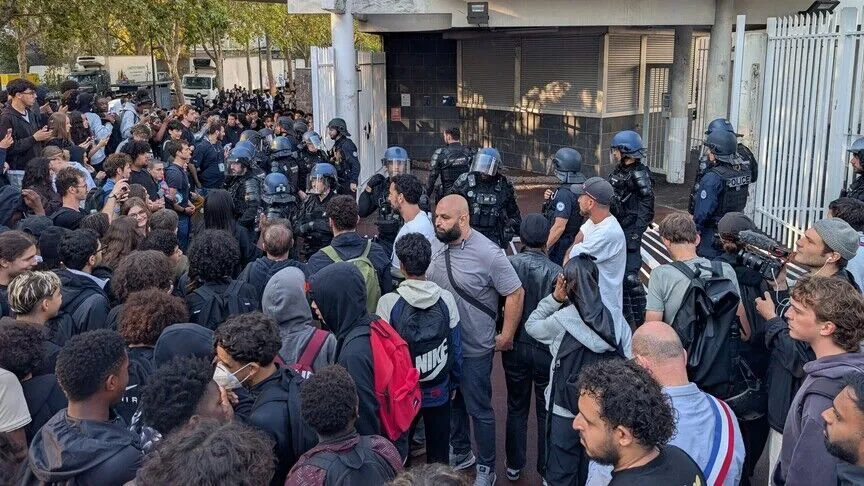 French Students Continue School Blockades Amid Arrests French Students Continue School Blockades Amid Arrests