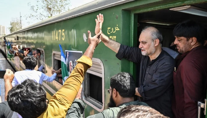 PM Shehbaz asks JI chief to postpone petroleum levy protest Shehbaz asks JI chief to postpone petroleum levy protest