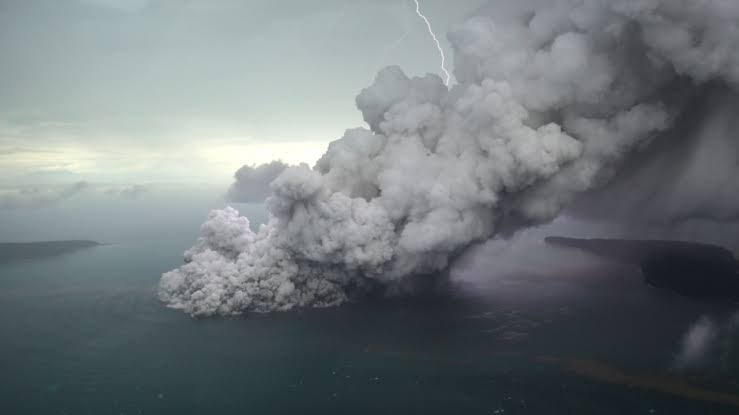 Anak Krakatoa Eruption Disrupts Indonesia Flights as Main Jakarta Airport Suspends Operations