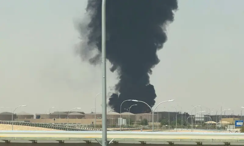 Houthis Claim Missile and Drone Strikes on Riyadh, Aramco Facilities in Yanbu