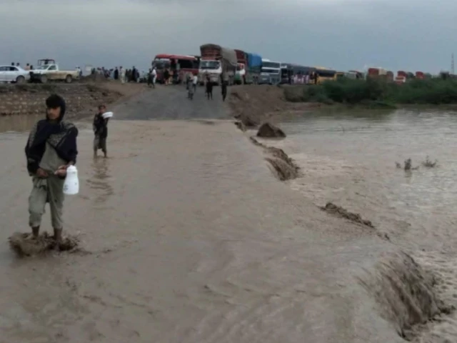 Chashma Canal Breach Floods Dera Ismail Khan, Hundreds Stranded