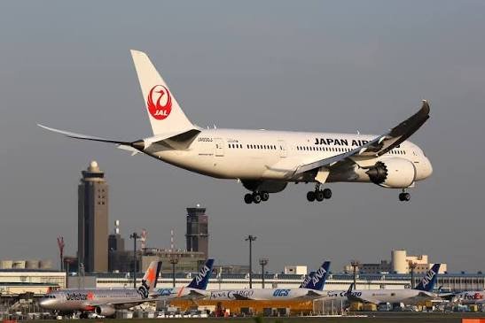 Japan Airlines Flight JL117 Encounters Severe Turbulence Over Shizuoka as Typhoon Disrupts Journey to Osaka (watch video)