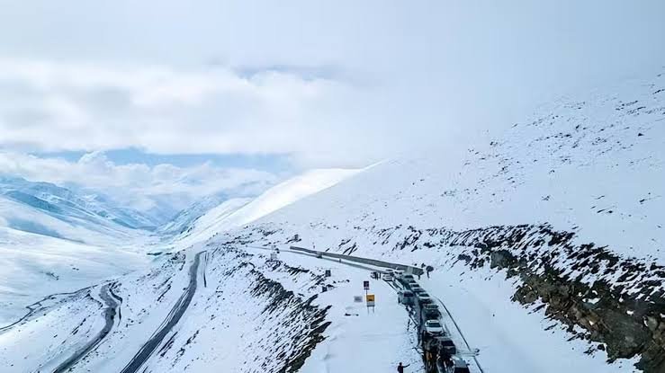 Tourists Should Avoid High-Altitude Locations After Fresh Snowfall Babusar Highway