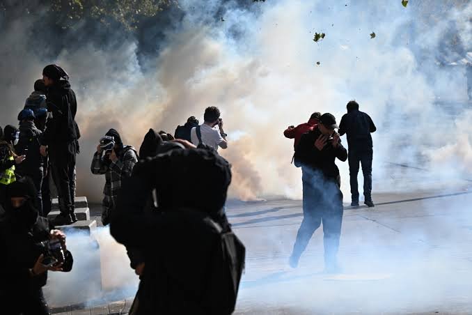 Paris Police Clash With Protesters as Looting Resumes Paris Police Clash With Protesters as Looting Resumes
