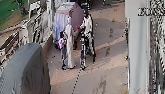 Robbers Threaten Child And Snatch Valuables From Mother Robbers Threaten Child And Snatch Valuables From Mother