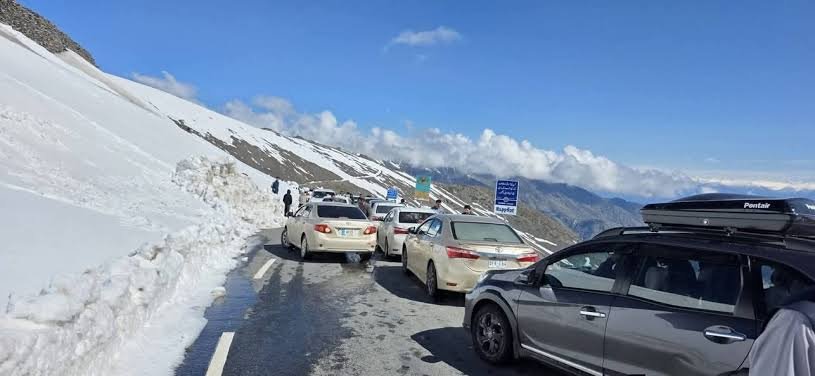 Babusar Top Road Reopens After Three Days as Heavy Snowfall Leaves Travelers Stranded