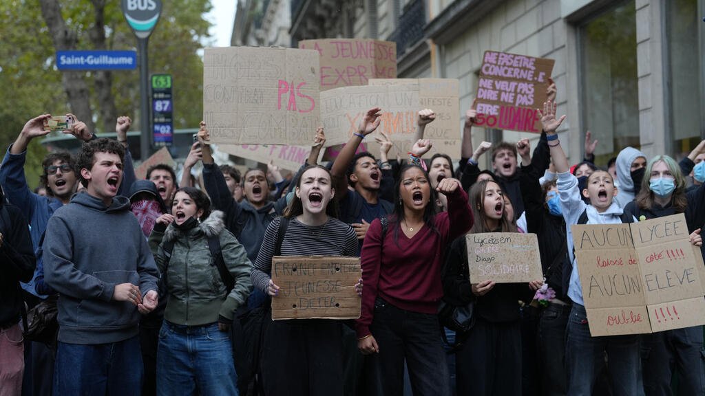 Why Has France Suspended Stun Grenades as Student Protests Intensify?