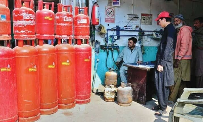 LPG Prices Soar Nearly 50% as Pakistan Cracks Down on Suspected Hoarding Ahead of Winter