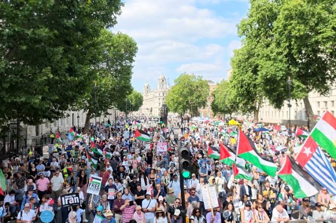 Thousands March Through London Demanding End to Israeli Attacks on Gaza
