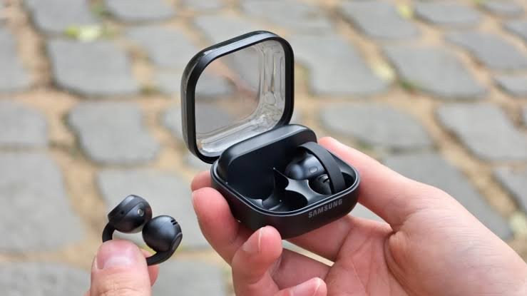 Samsung Launches First Clip-On Galaxy Buds On With 38-Hour Battery Life, AI Features and New Design
