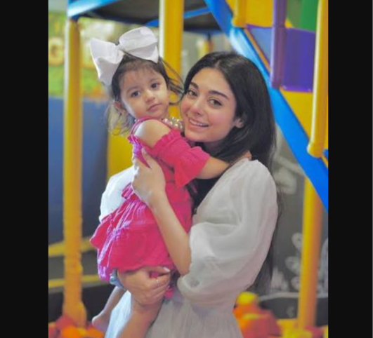 Why Is Noor Zafar Khan’s Gift to Sarah Khan’s Daughter Sparking Online Debate? Noor Zafar Khan gold jewellery gift